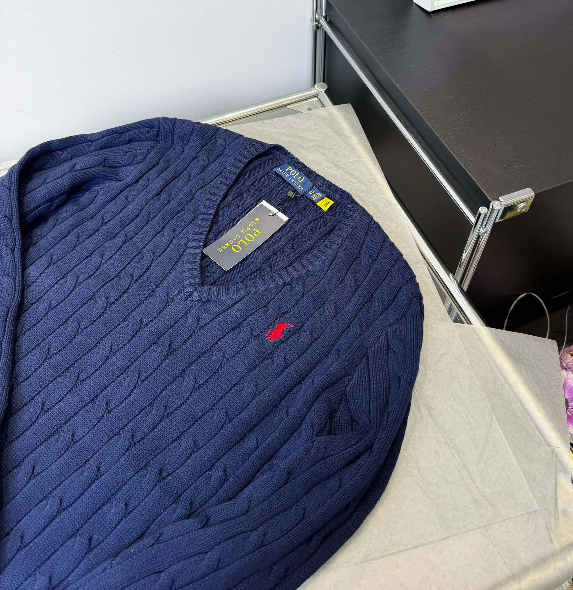 🅿️220 Style No.: L04 (Navy Blue) Ralph Lauren RL classic war horse logo embroidered cable pattern twist button V-neck knitted sweater on the chest, same style for men and women, 9 colors Color: Beige Navy Black Chick Yellow Sky Blue Khaki Red Gray Purple Size: XSSML M Shoulder Width 36 Clothes Length 58 Bust 44 L Shoulder Width 37 Clothes Length 60 Bust 46 Soft and glutinous🧶🫶The style is a very classic cable sweater American retro college style Perfect hand comfort. It is a must-have item for spring, autumn and winter wardrobes. It looks great when worn alone or layered as an inner wear. High-density LOGO embroidery on the chest, and original customization of tag accessories. Made of pure cotton yarn 🧶 blended with wool, pure cotton is skin-friendly and comfortable, small label war horse embroidered twist turtleneck sweater 🐎 high quality. Follow the blogger to learn how to wear it! Let’s get a Ralph Lauren cable sweater. It’s a super hard-to-find series after it became popular. It’s hard to find one on the official website. It’s simple and practical to wear, with a lazy and loose feel. The thickened fabric has a more texture, soft and delicate feel, and a loose fit. Whether worn alone or layered, you can wear different styles of fashion with just one piece. ⚠️Contains wool products🦙 Pay attention to the washing method to avoid shrinkage